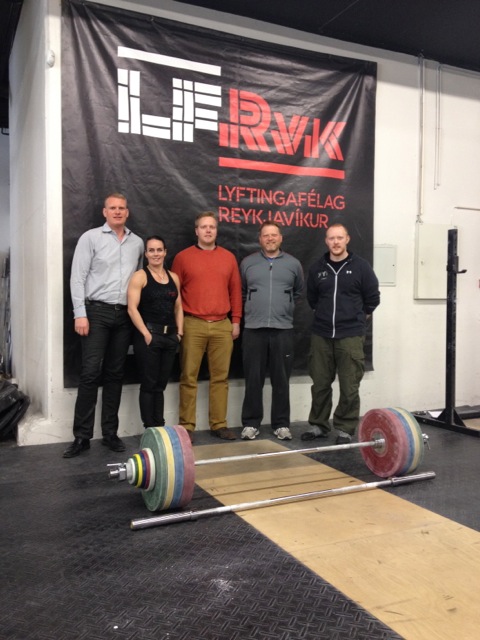 Vilhelm Patrick Bernhöft og Hrönn Svansdóttir tóku við settinu fyrir hönd LFR. Ásgeir Bjarnason, Lárus Páll Pálsson og Árni Björn Kristjánsson afhentu settið fyrir hönd LSÍ