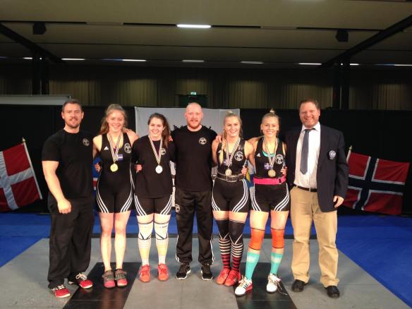 f.h. Ingi Gunnar (aðstoðarþjálfari og farastjóri), Freyja Mist, Lilja Lind, Árni Björn (landsliðsþjálfari), Auður Ása, Sólveig og Lárus Páll Pálsson (formaður LSÍ og alþjóðadómari)