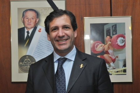 Antonio Urso er forseti evrópska lyftingasambandsins og hefur m.a. skrifað nokkrar bækur um ólympískar lyftingar