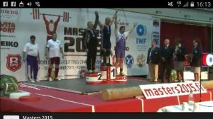 Gísli á efsta þrepi verðlaunapallsins á HM öldunga í Rovaniemi