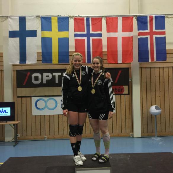 Freyja Mist og Lilja Lind sáttar með gullin.