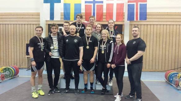 Keppnishópurinn ásamt þjálfurum og fararstjórum, þeim Árna Birni Kristjánssyni og Inga Gunnari Ólafssyni.